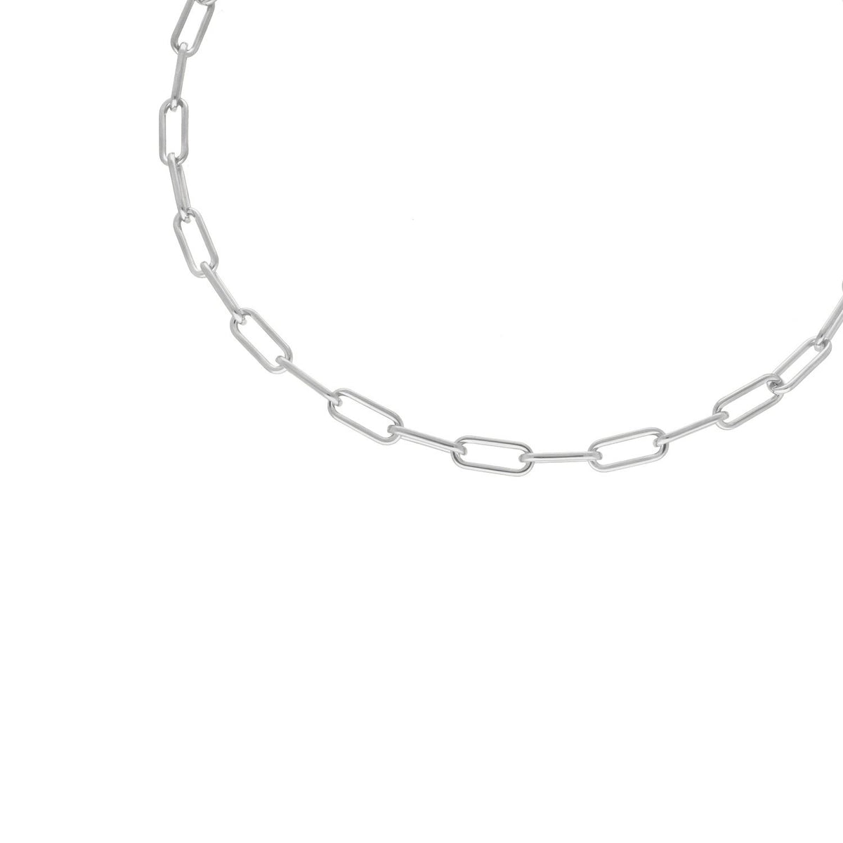 Collier en titane argenté avec maillons ovales et allongés.