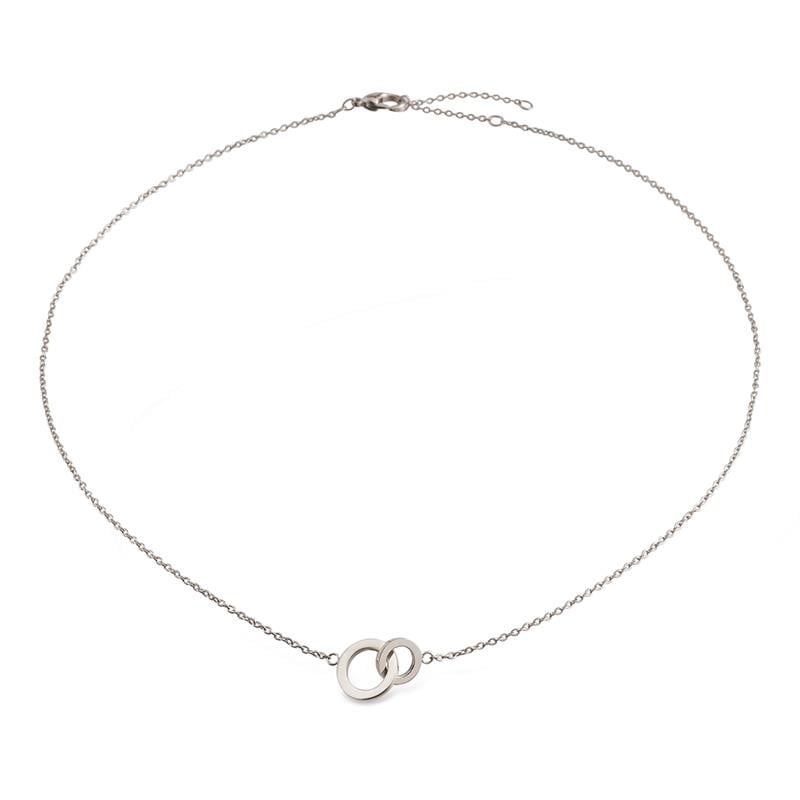 Collier en titane avec un motif infini, finition brillante, chaîne délicate.