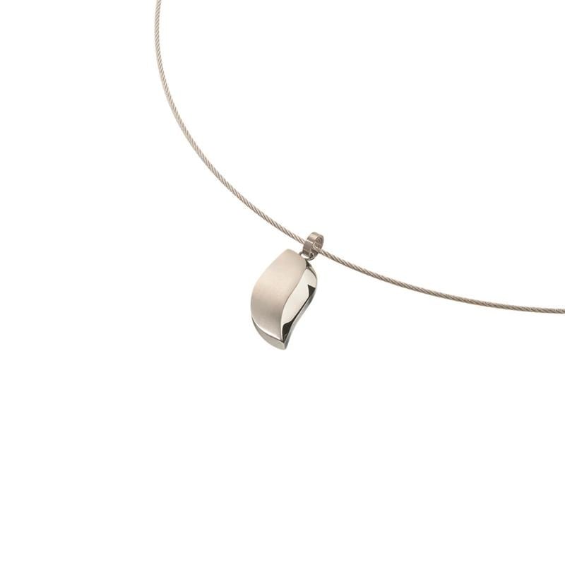 Pendentif en titane argenté en forme de vague, suspendu à un collier fin.