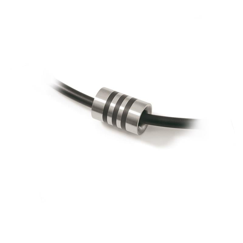 Pendentif en titane avec trois bandes argentées, suspendu à un cordon noir.