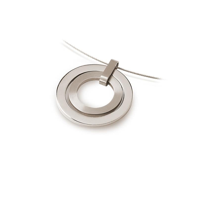 Pendentif en titane argenté en forme de cercle avec un détail en relief.