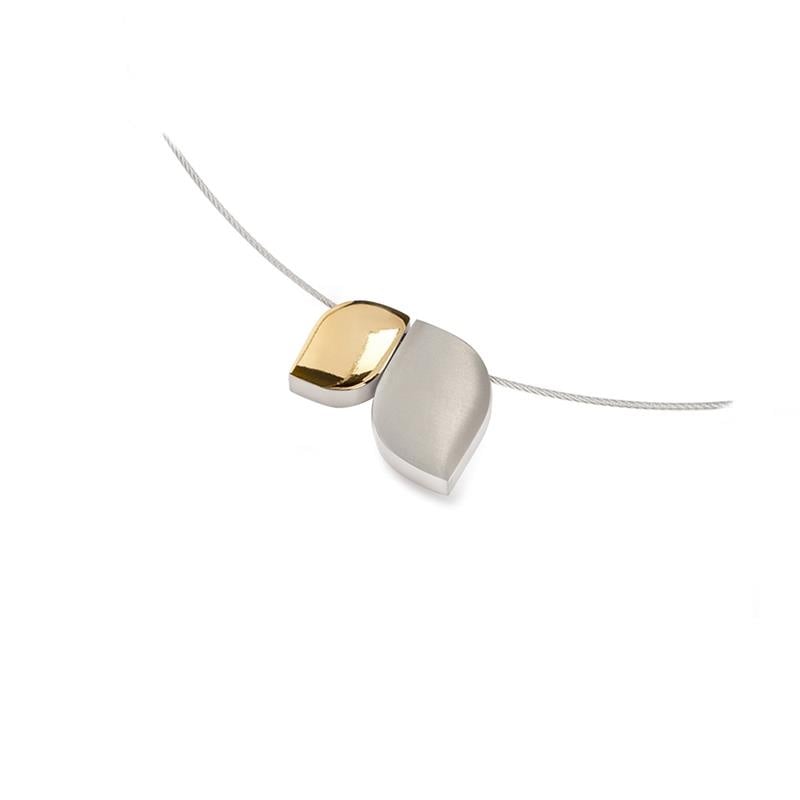 Pendentif bicolore en titane avec des formes organiques, l'une dorée et l'autre argentée.