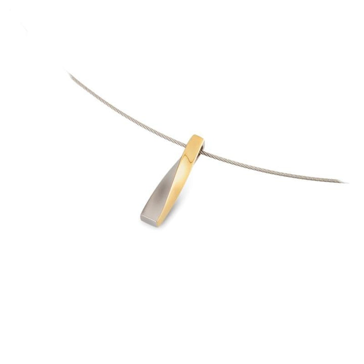 De Boccia Titanium Hanger Bicolor 07018-02 van Boccia is een minimalistische ketting met een dunne, zilveren ketting en een strakke hanger met een modern design, met een gedeeltelijk gouden en zilveren afwerking.