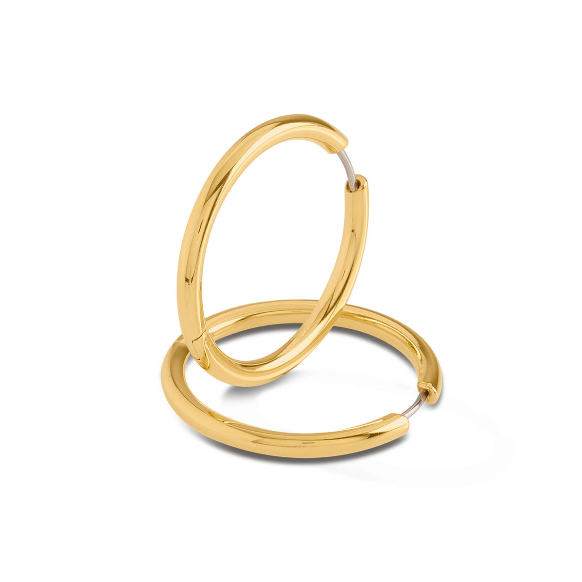 Boucles d'oreilles en titane doré, forme ronde et lisse, finition brillante.