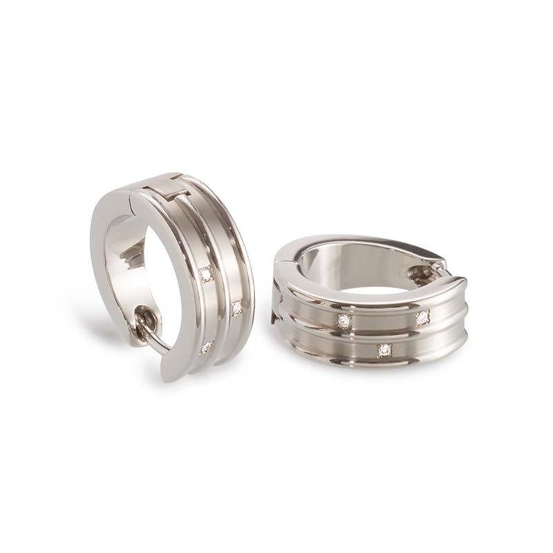 Boucles d'oreilles en titane avec un design moderne, finition argentée et détails striés.