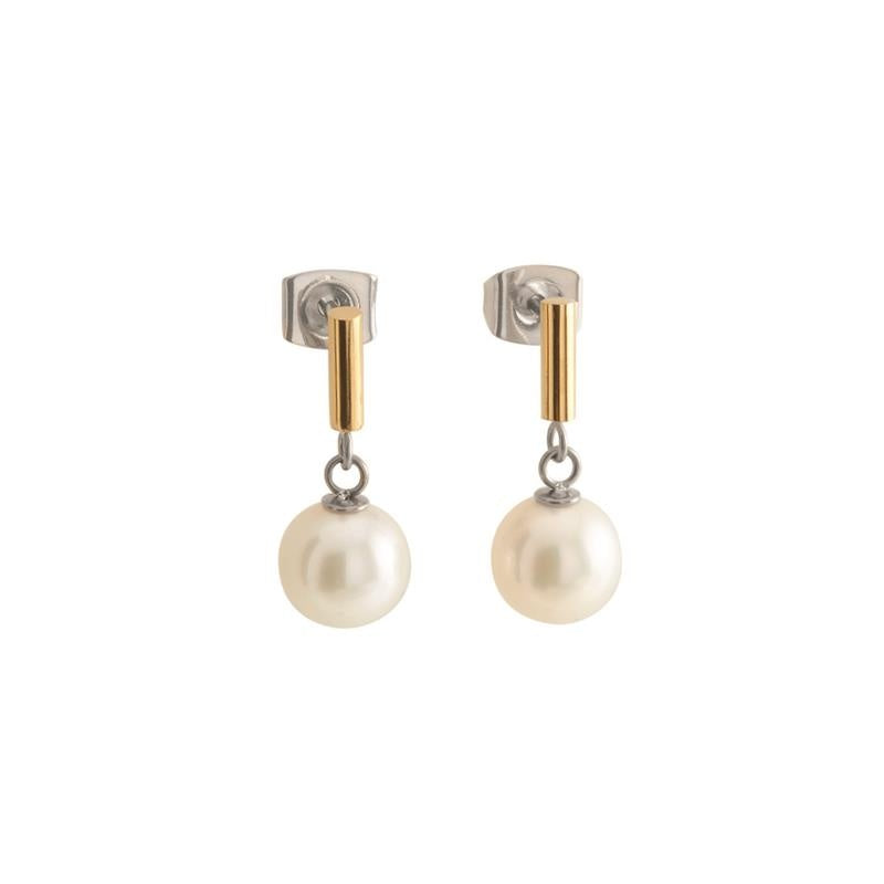 Boucles d'oreilles bicolores en titane avec perles blanches.