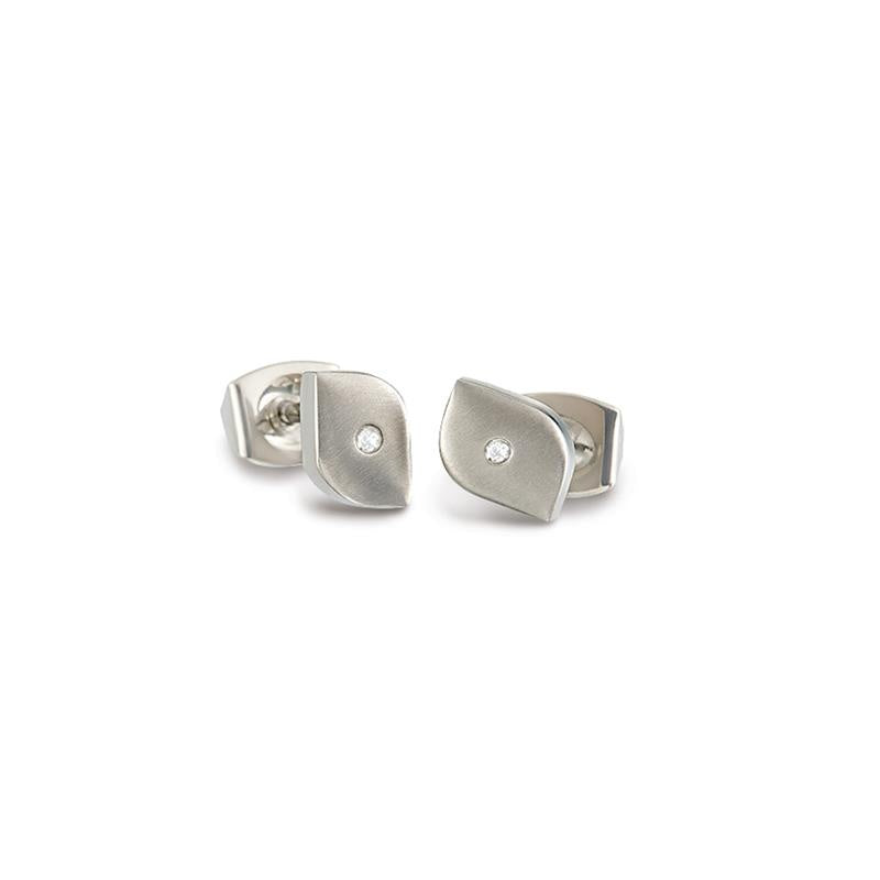 Boucles d'oreilles en titane avec un design en forme de feuille et un petit diamant.