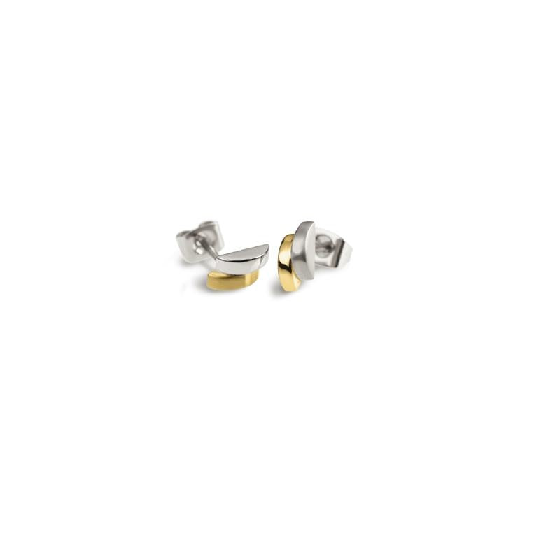 Boucles d'oreilles en titane bicolores, avec une finition argentée et dorée, en forme de demi-lune.