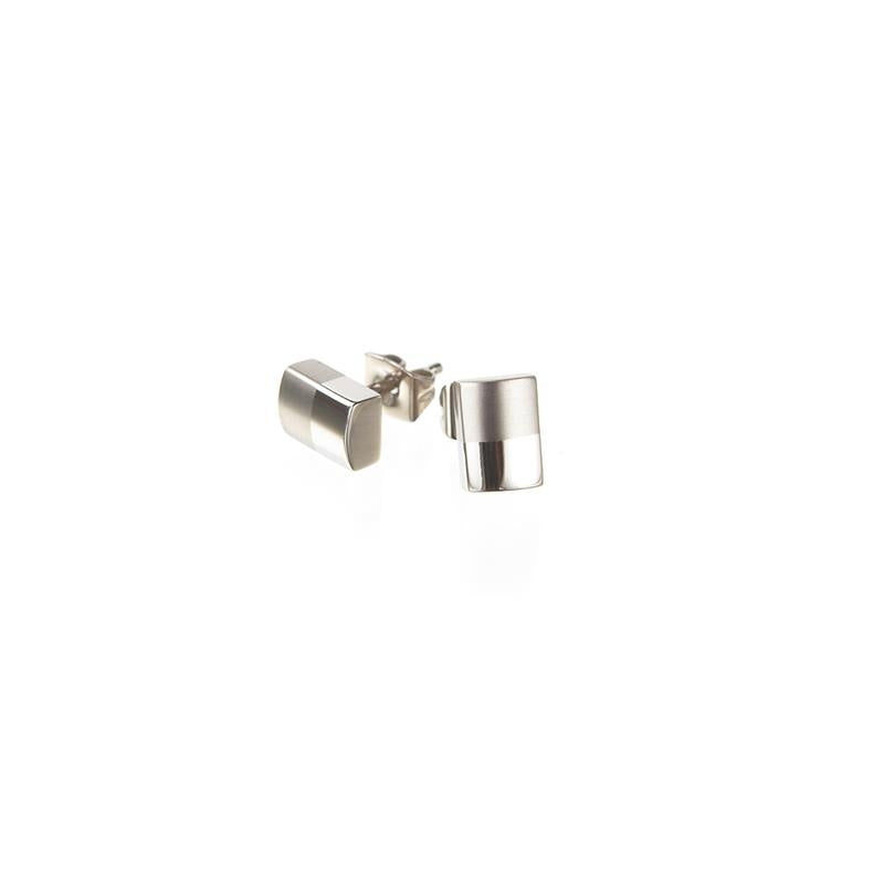 Boucles d'oreilles en titane, forme rectangulaire, finition brillante.