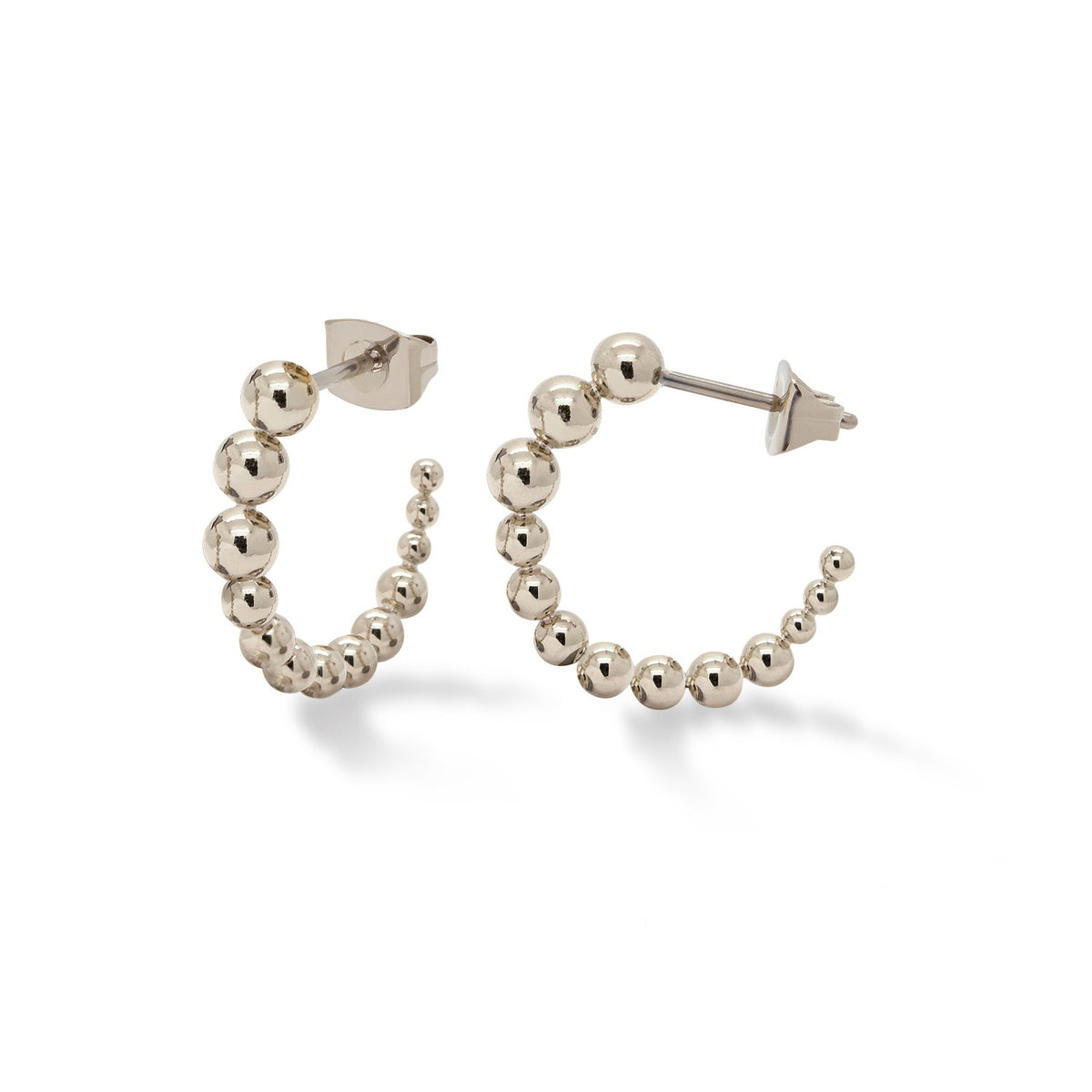 Boucles d'oreilles en titane avec des perles rondes et une finition brillante.