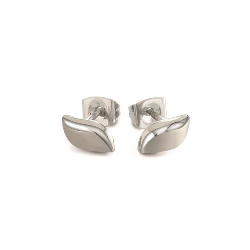 Boucles d'oreilles en titane avec une finition lisse et une forme légèrement ondulée.