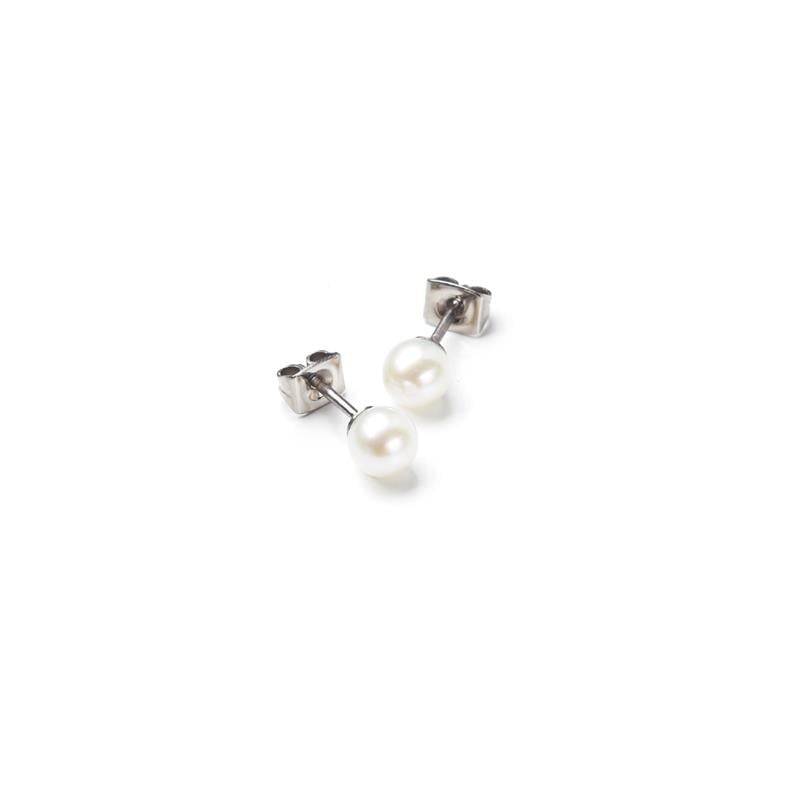 Boucles d'oreilles en titane avec perles blanches.