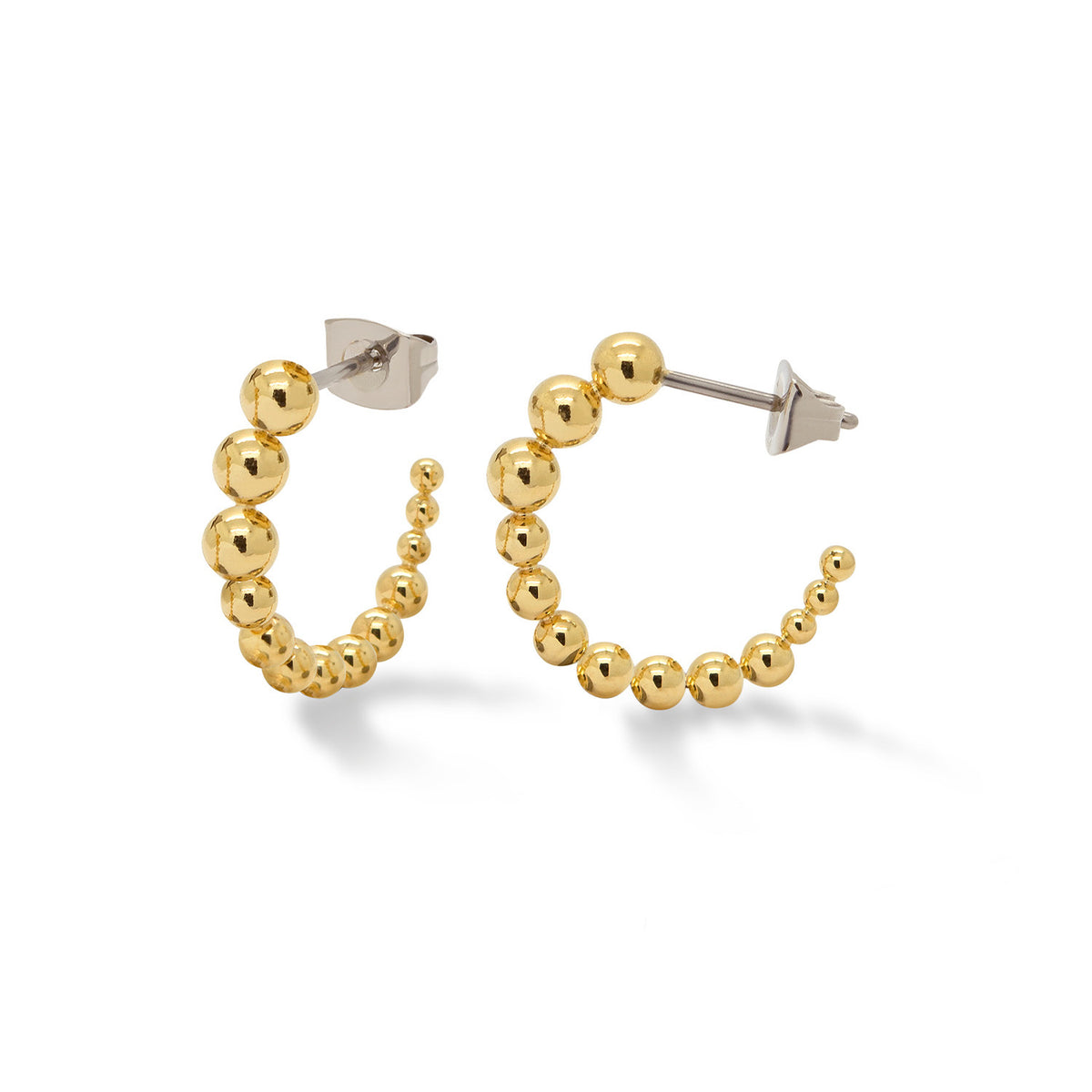 Boucles d'oreilles en titane avec des perles dorées, forme ronde et fermoir à tige.