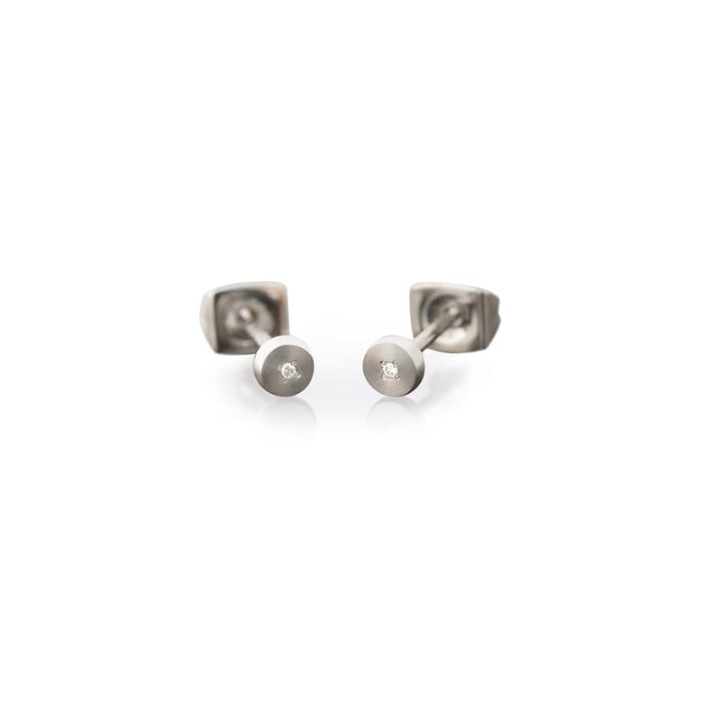 Boucles d'oreilles en titane avec une pierre brillante, forme ronde et finition polie.