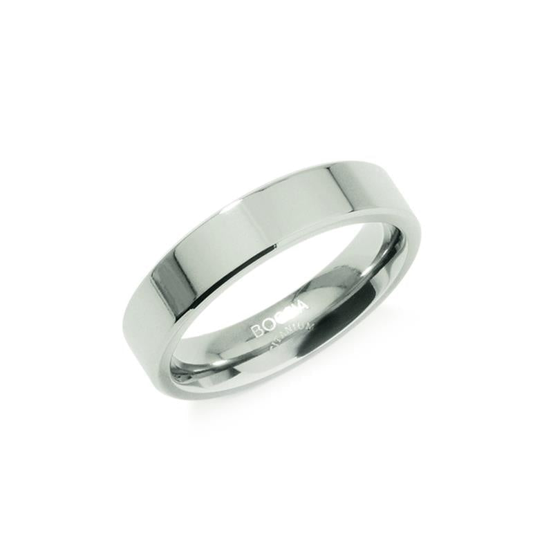 Bague en titane brillante avec un design simple et moderne.
