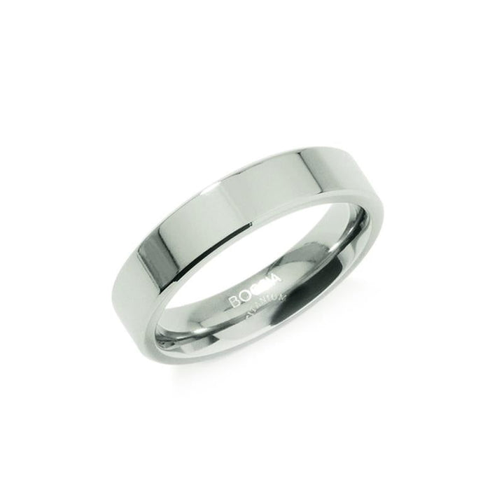 De Boccia Titanium Ring 0121-01 heeft een glad, reflecterend oppervlak en vierkante randen. Het is een gepolijst accessoire van Boccia, afgebeeld op een witte achtergrond.