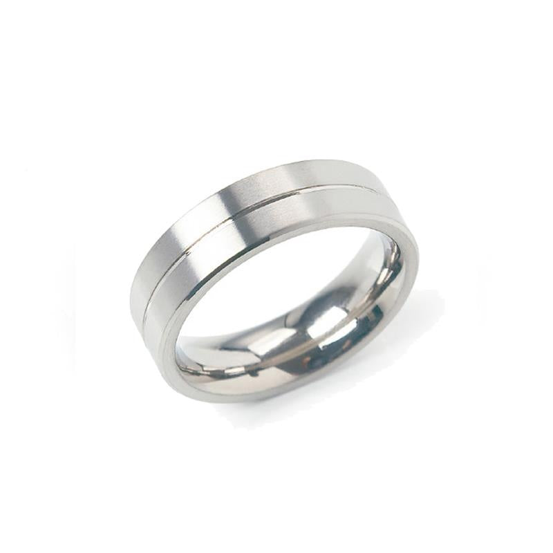 Bague en titane avec finition polie et deux bandes horizontales.