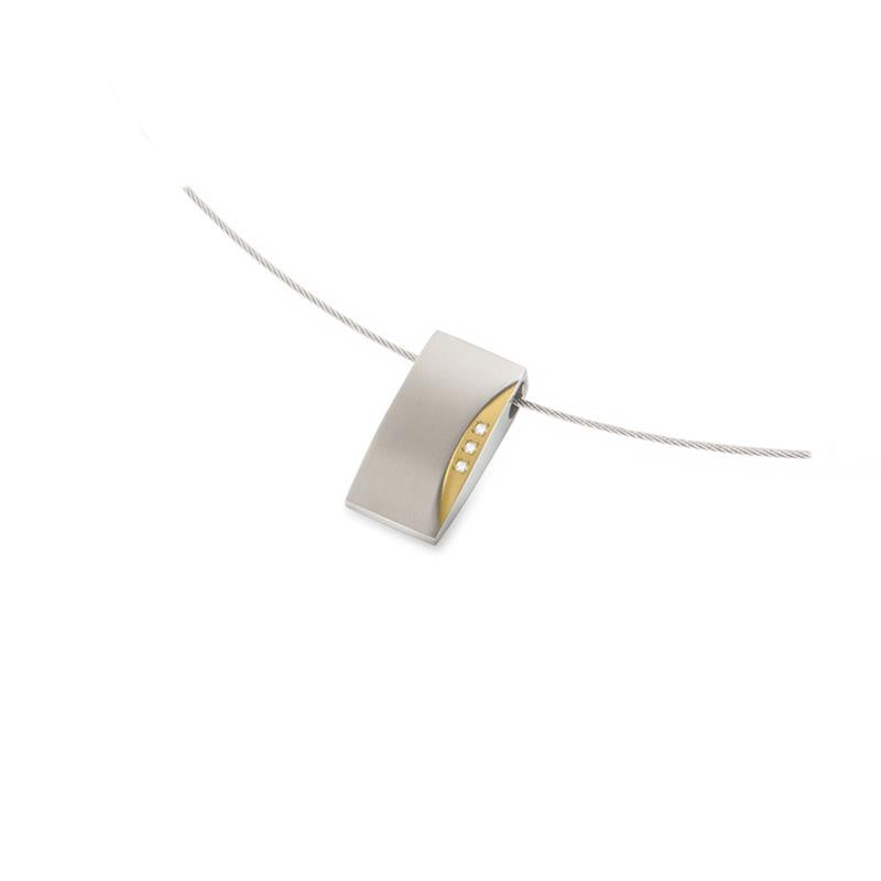 Pendentif bicolore en titane avec une finition brillante et des détails en or, suspendu à un câble.