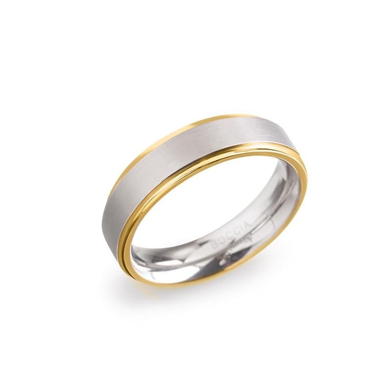 Bague en titane bicolore avec une finition argentée et une bande dorée.