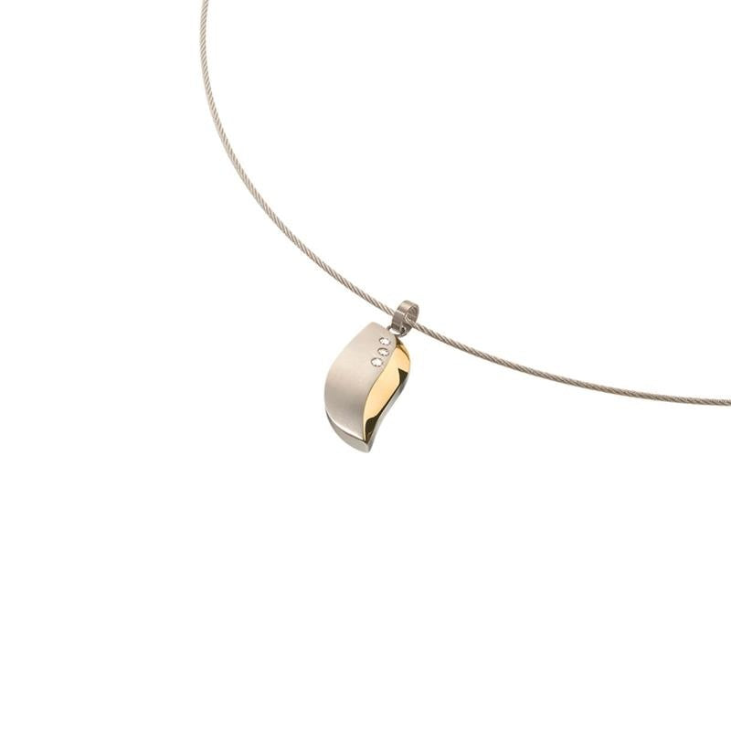 Pendentif bicolore en titane avec un détail en or et un diamant.