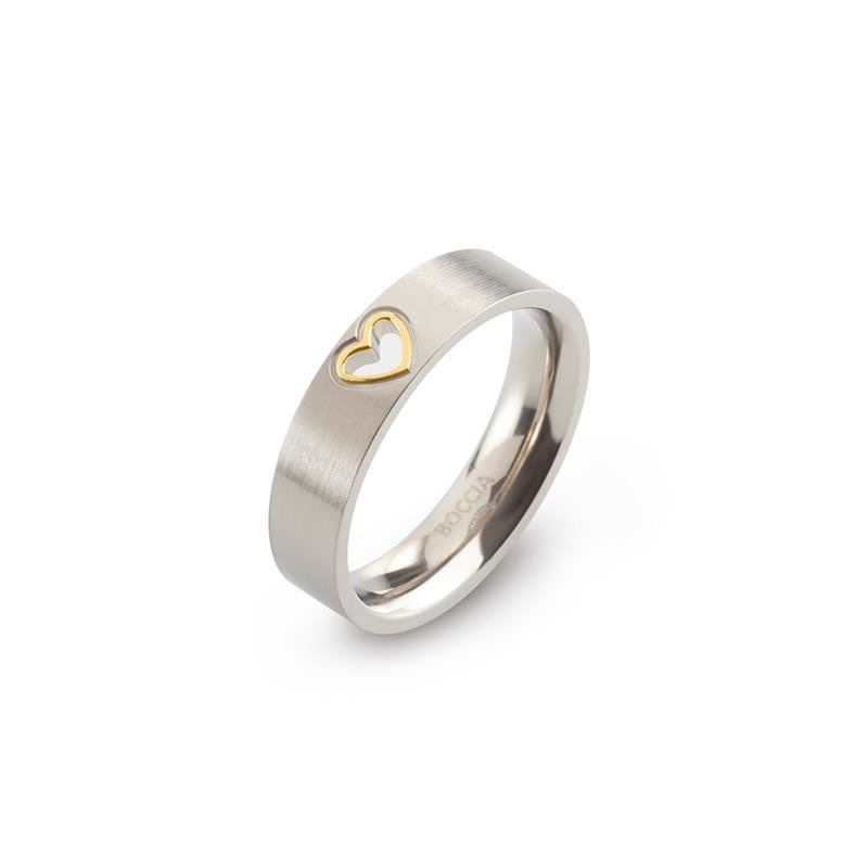 Bague en titane bicolore avec un cœur doré sur le côté.