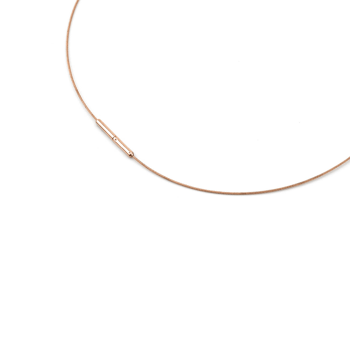 Collier en acier inoxydable avec finition en or rose, design minimaliste et longueur ajustable.