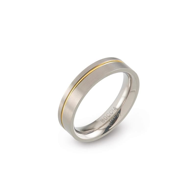 Bague en titane bicolore avec une finition mate et une fine ligne dorée.