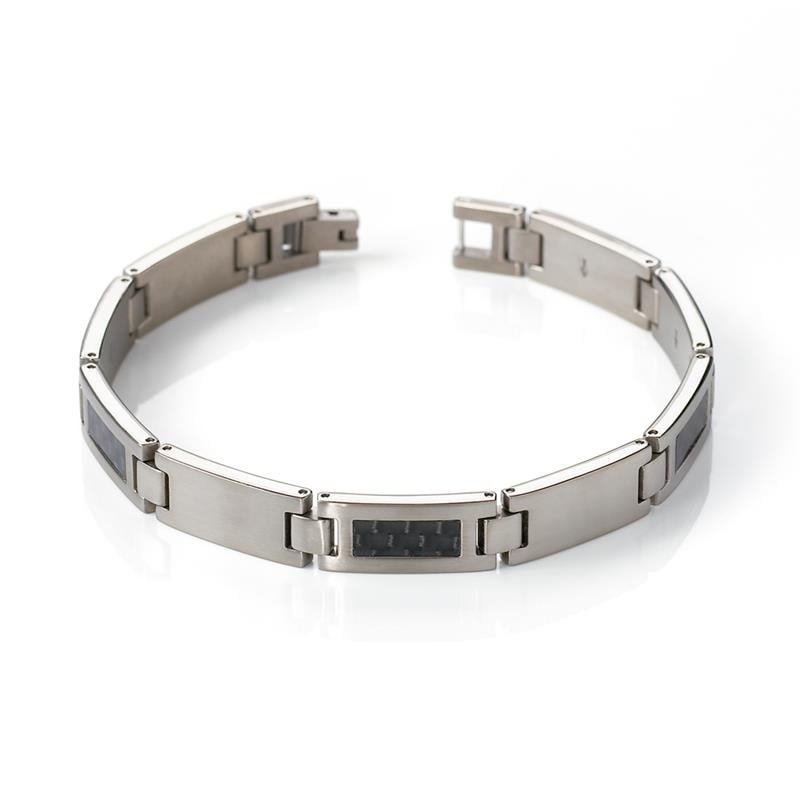 Bracelet en titane avec inserts en carbone, design moderne et finition polie.