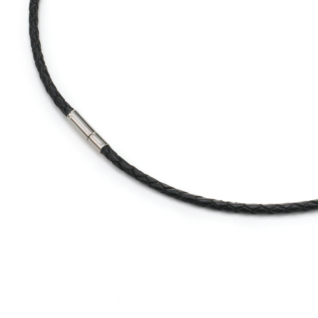 Collier en cuir tressé noir avec fermoir en titane.