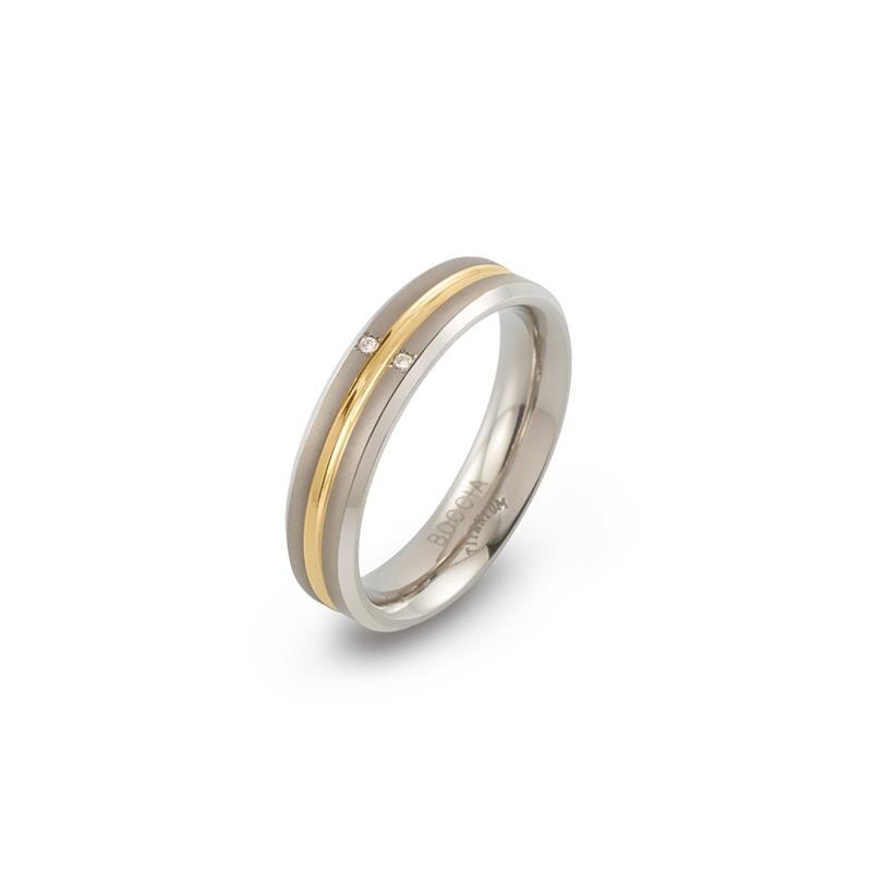 Bague en titane bicolore avec une bande dorée et deux petits diamants.