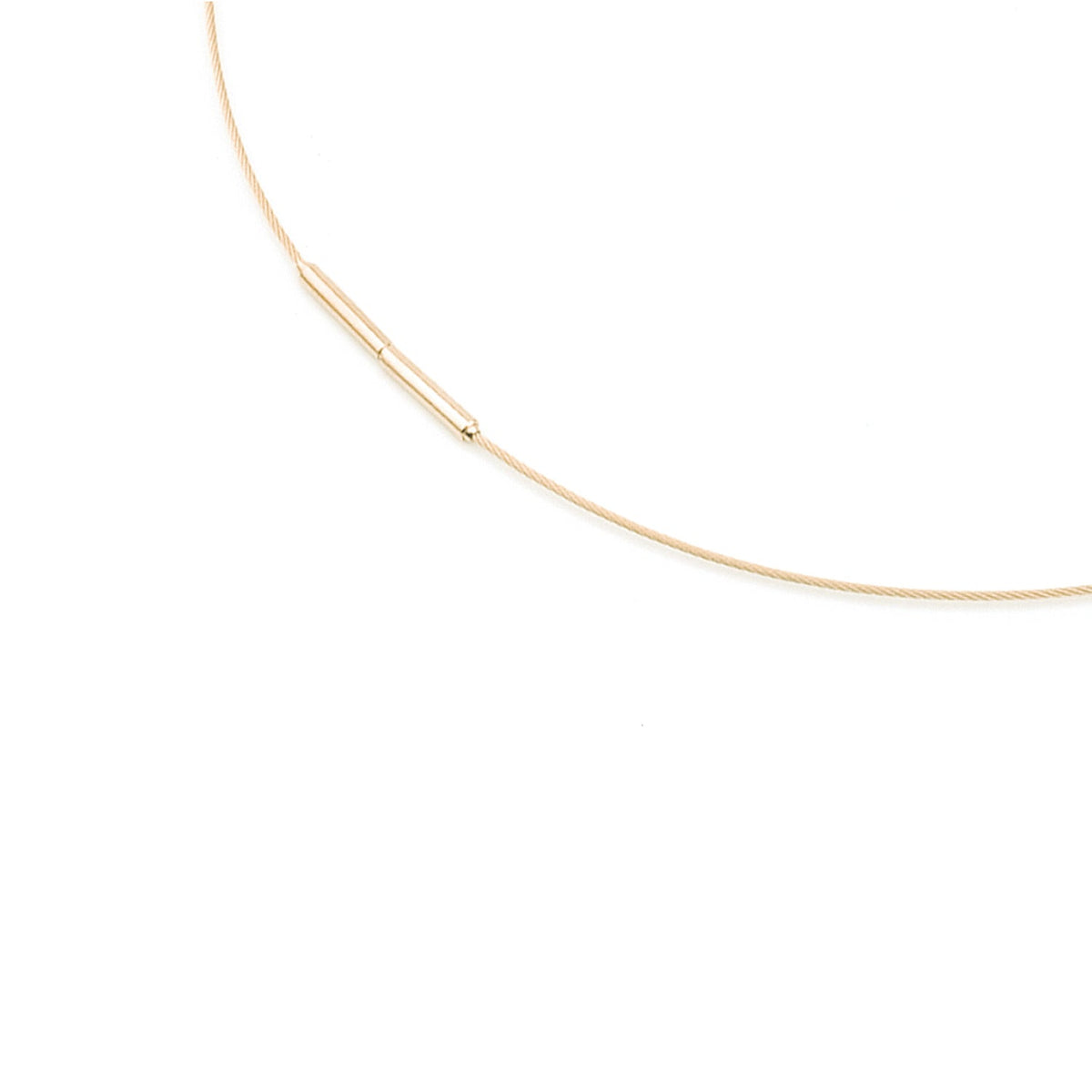 Collier en acier doré avec un design fin et élégant, longueur ajustable.