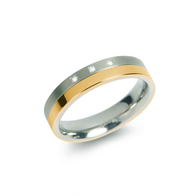 Bague en titane bicolore avec trois diamants brillants.