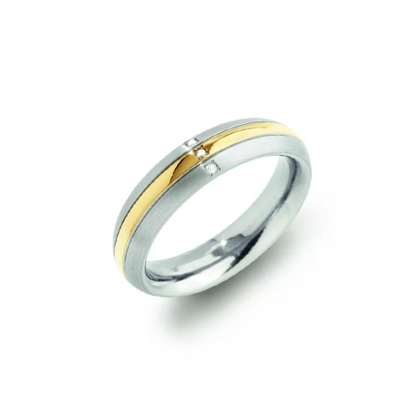 Bague en titane bicolore avec une bande dorée et deux petits diamants.