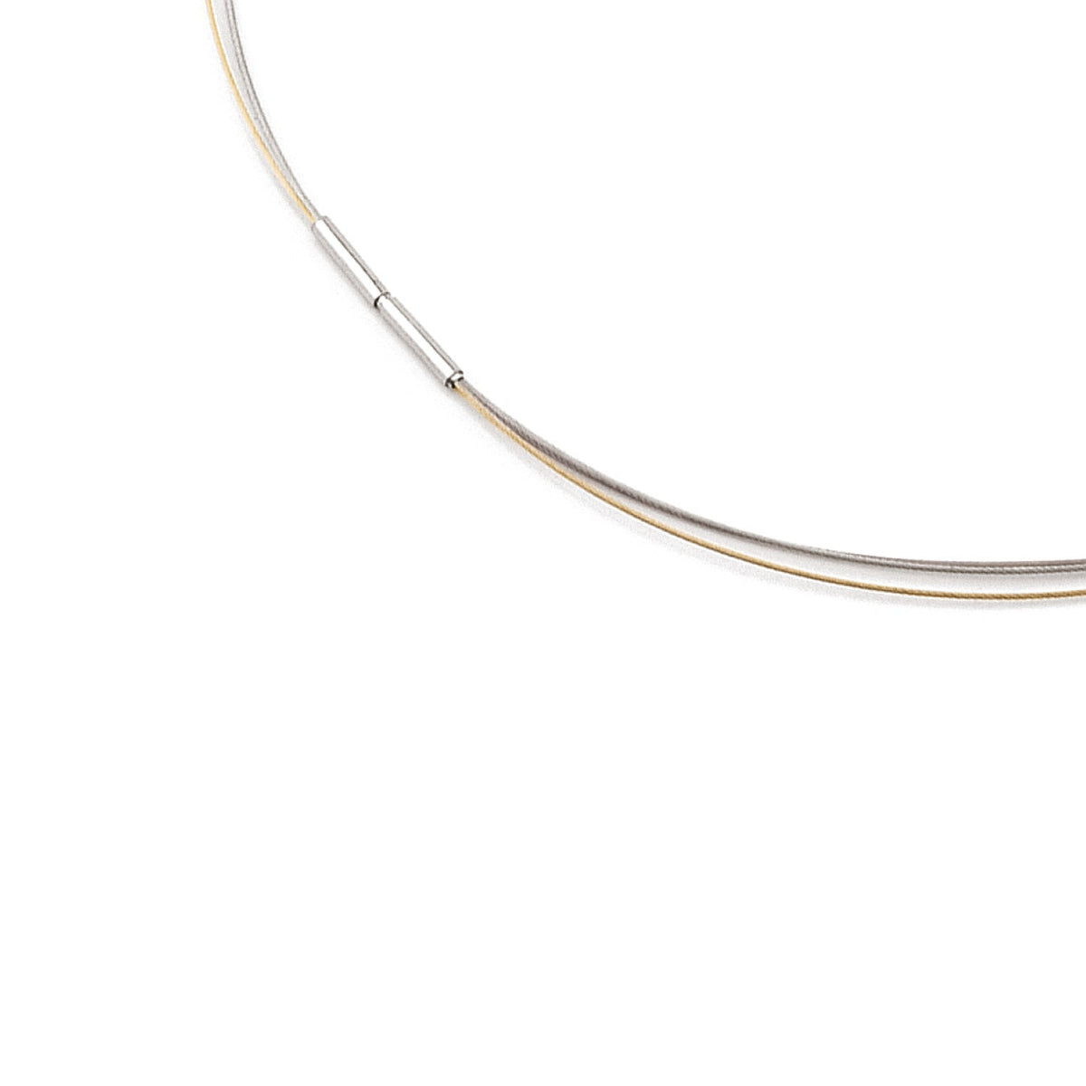 Collier bicolore en acier avec une finition en titane, design fin et élégant.