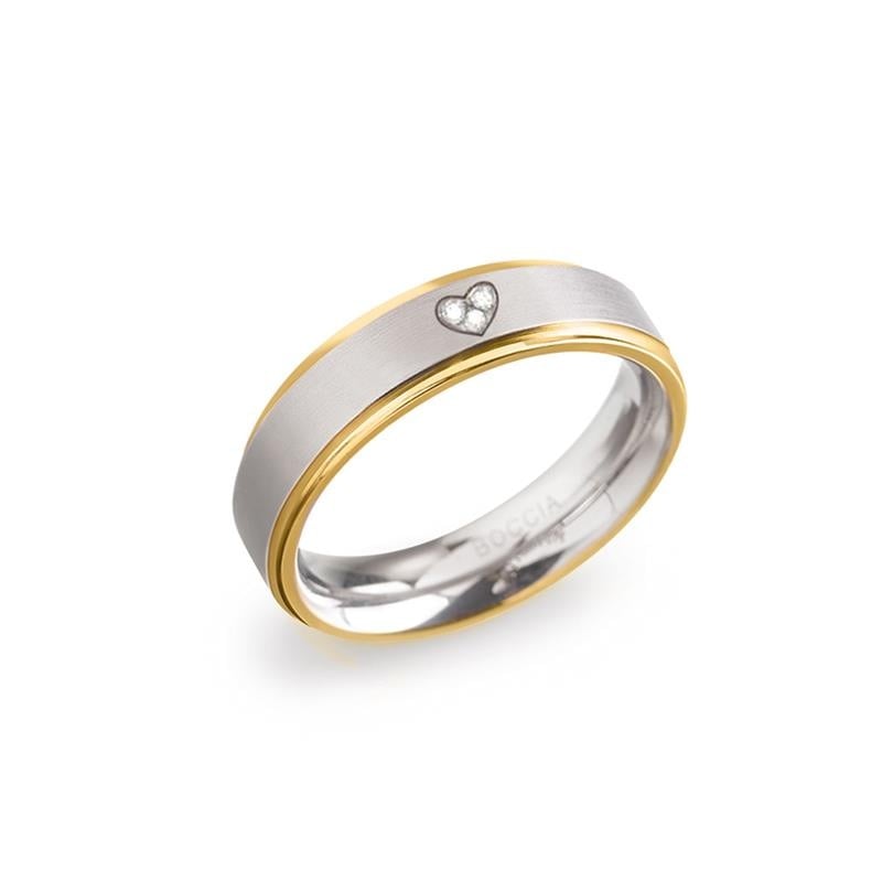 Bague en titane bicolore avec un cœur et un diamant.