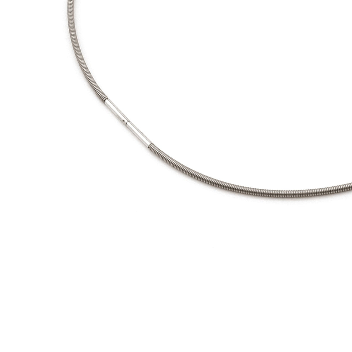 Collier en titane de couleur argentée avec un design lisse et épuré.