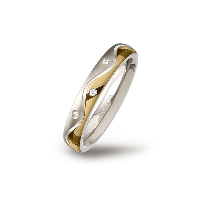 Bague en titane bicolore avec des détails ondulés et trois petites pierres brillantes.