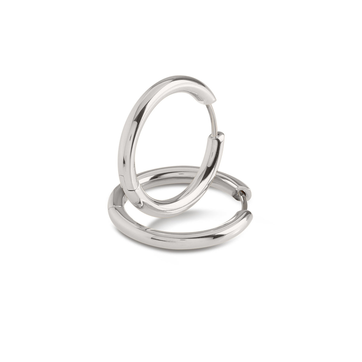 Boucles d'oreilles en titane argenté, de forme ronde et lisse.