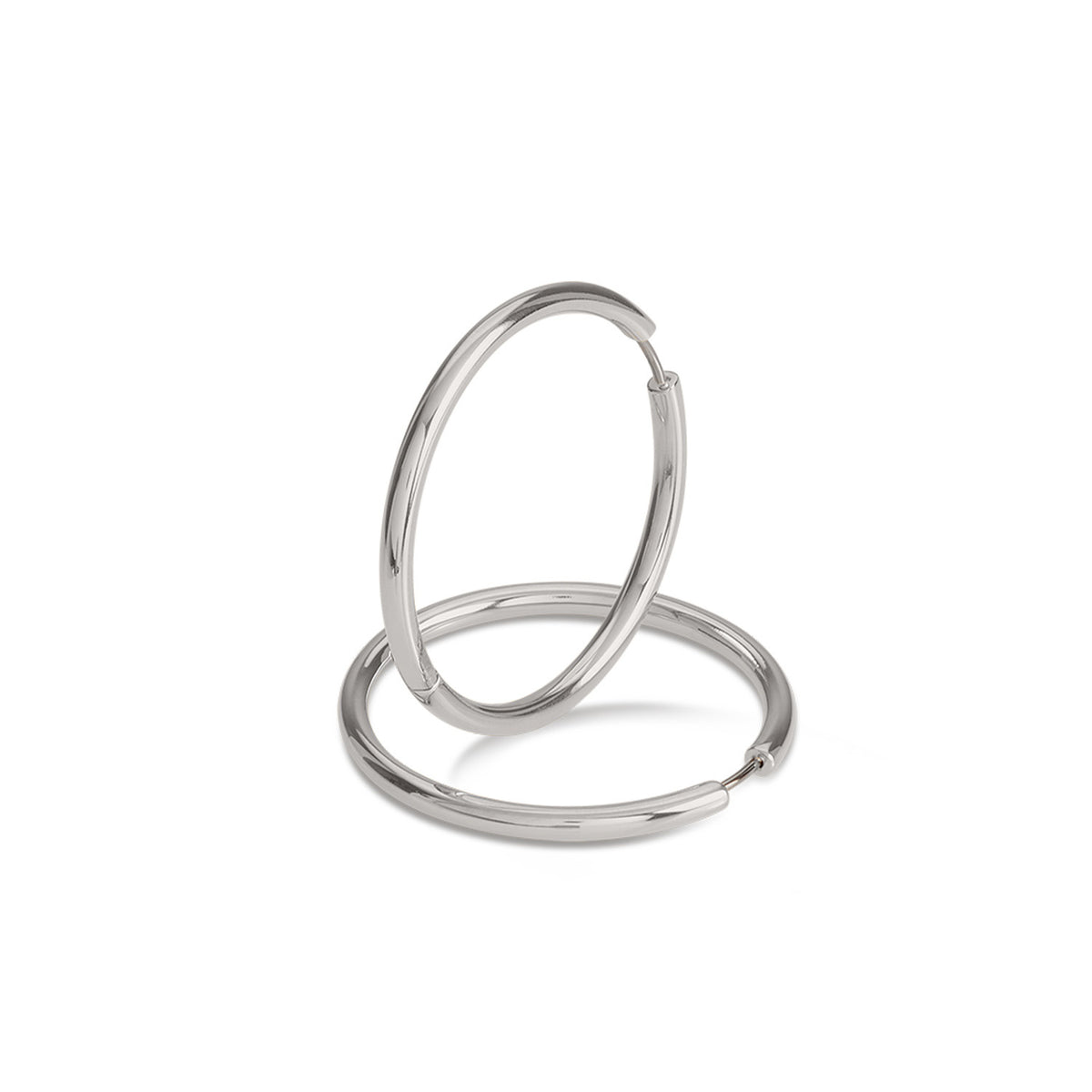 Boucles d'oreilles en titane argenté, de forme ronde et lisse.