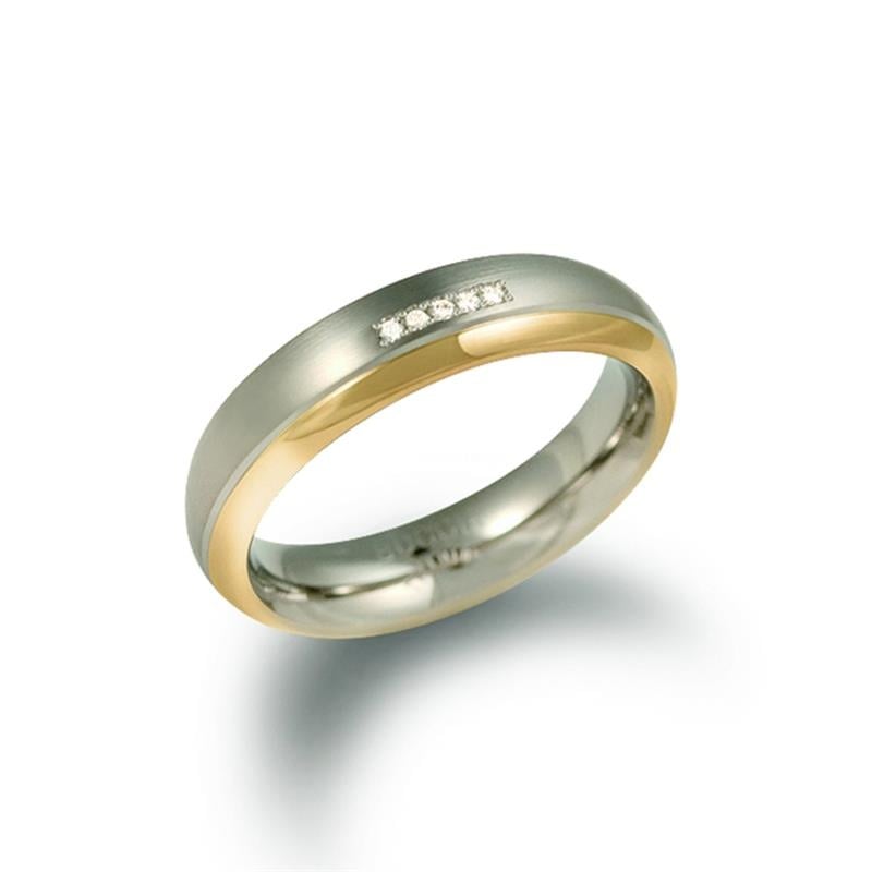Bague en titane bicolore avec une finition brillante et des diamants.