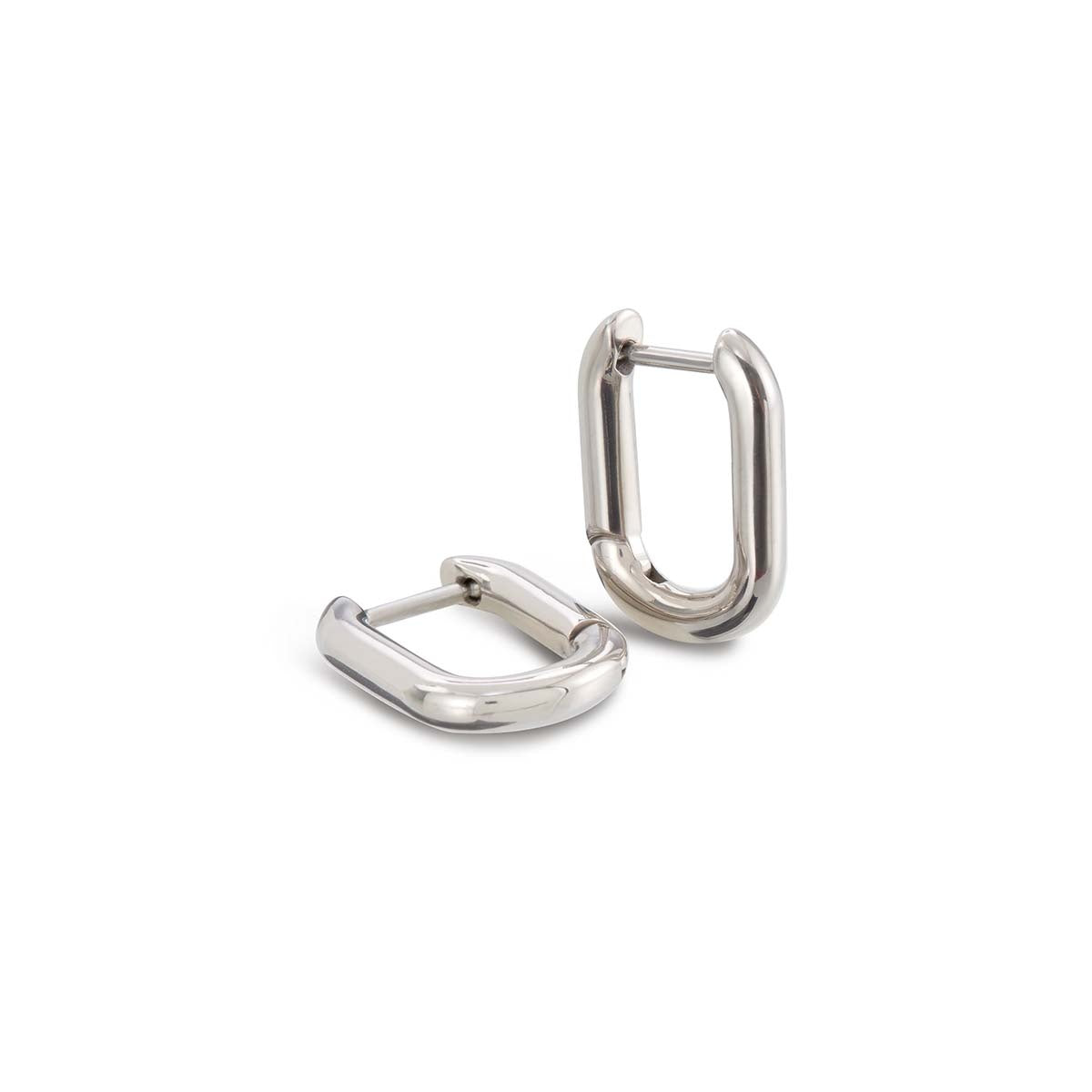 Boucles d'oreilles en titane, de forme rectangulaire, finition brillante.