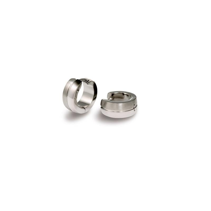Boucles d'oreilles en titane avec un design moderne et une finition brillante.