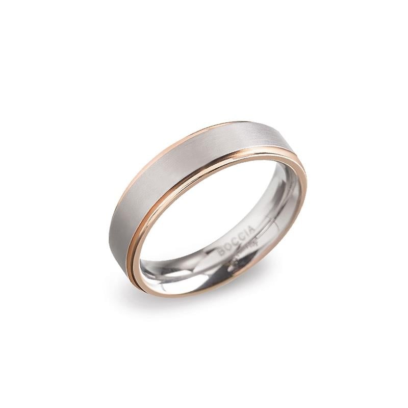 Bague en titane bicolore avec une finition mate et une fine bande dorée.