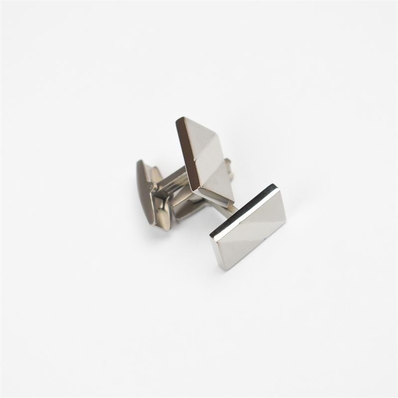 Een paar strakke Boccia Titanium Manchetknopen 0603-01 manchetknopen rusten op een effen wit oppervlak. Deze rechthoekige accessoires van Boccia hebben een gepolijste afwerking, zachte afgeschuinde randen en reflecteren subtiel licht.
