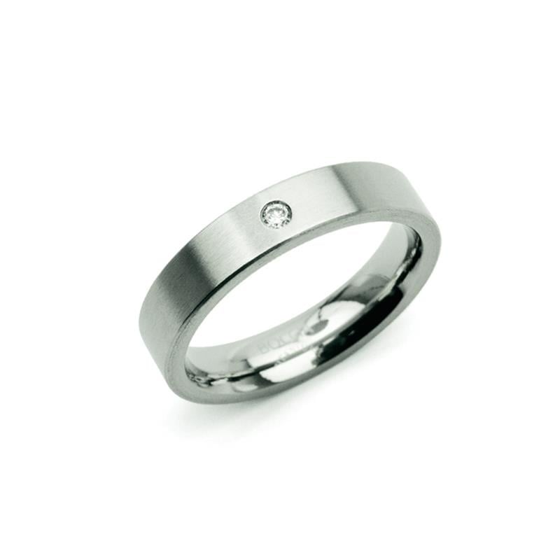 Bague en titane avec un diamant de 0,03 carat, finition polie et design minimaliste.