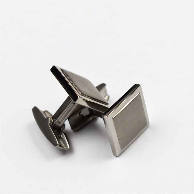 Een paar Boccia Titanium Manchetknopen 0602-01 van Boccia, met een eenvoudige, moderne look en tijdloos design, afgebeeld op een effen witte achtergrond.