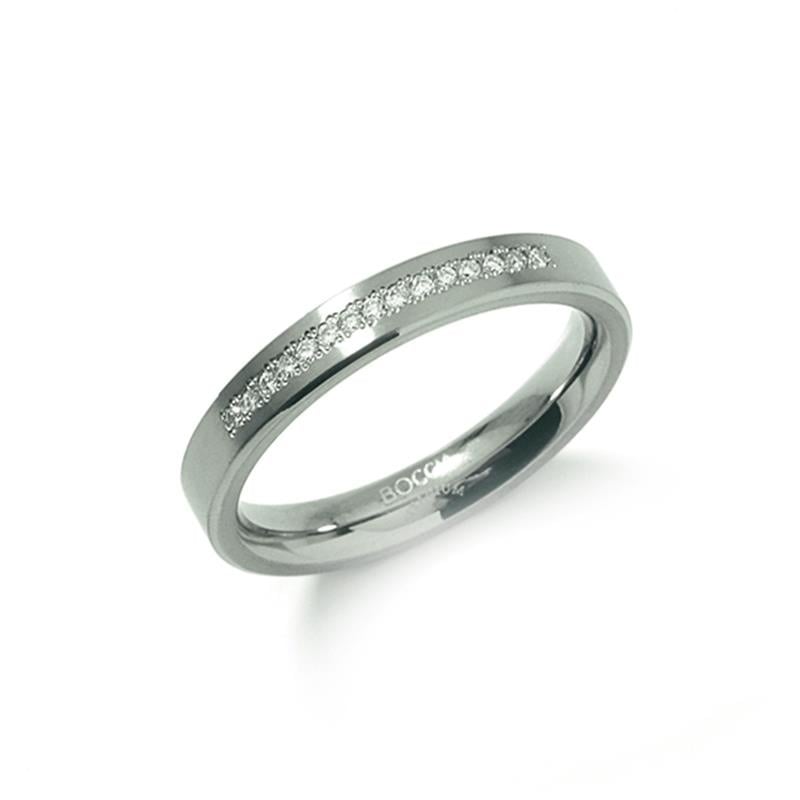 Bague en titane avec une rangée de diamants brillants.