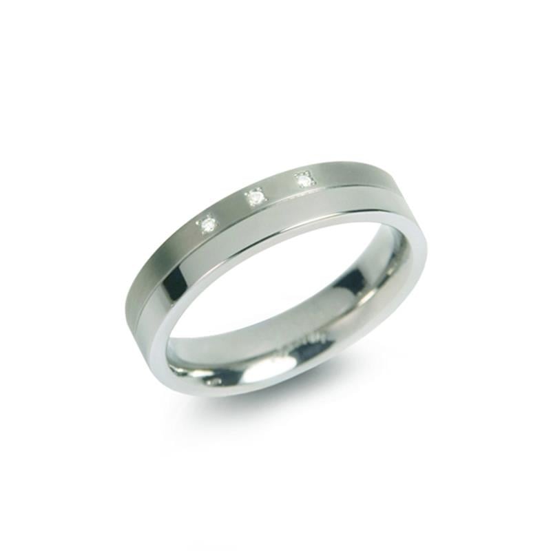 Bague en titane avec trois diamants sertis, finition polie et design moderne.