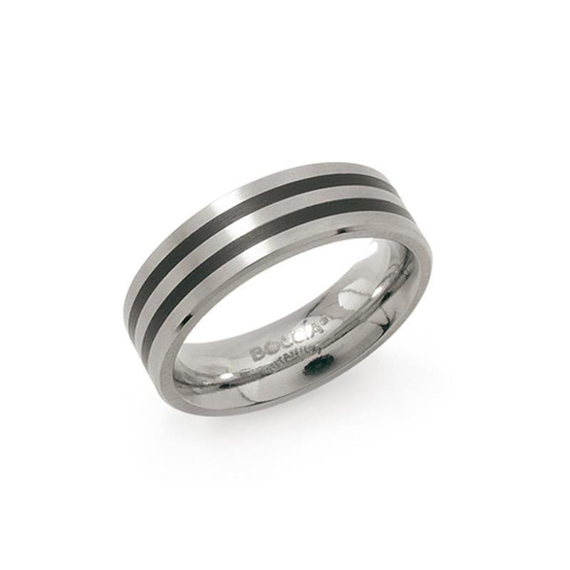 Bague en titane avec émail noir et bandes argentées.
