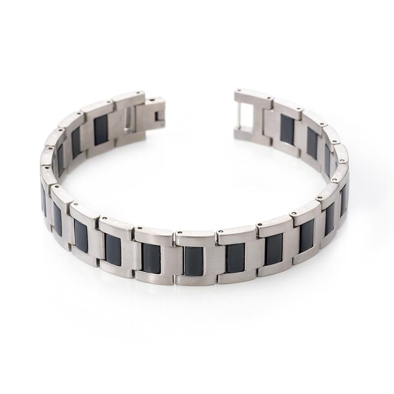 Bracelet en titane avec des inserts en caoutchouc noir, design moderne et élégant.